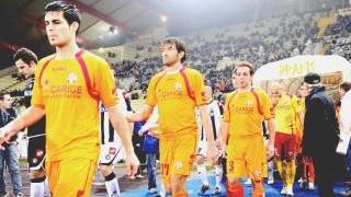 <strong>FLASH DA UDINE. </strong>Da sinistra: l’ingresso in campo della squadra allo stadio Friuli, Lucarelli che tenta il controllo di un pallone, l’uscita dal terreno di gioco a testa bassa di Cellerino al fischio finale