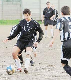 Un’azione di gioco del match tra Atletico Romagnano e Atletico Massese