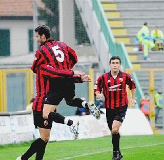 Il difensore Bova esulta dopo il gol