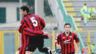 Il difensore Bova esulta dopo il gol