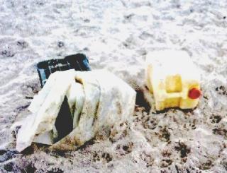 Le Spiagge bianche invase dai rifiuti Ma nessuno pulisce