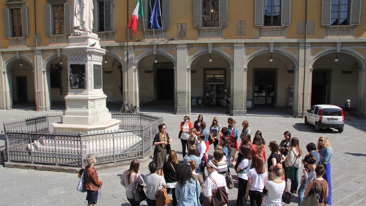 Turisti in piazza del Comune a Prato (foto d'archivio)
