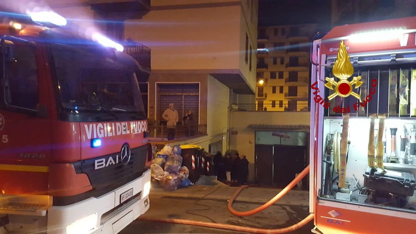 L'intervento dei vigili del fuoco in via Milano