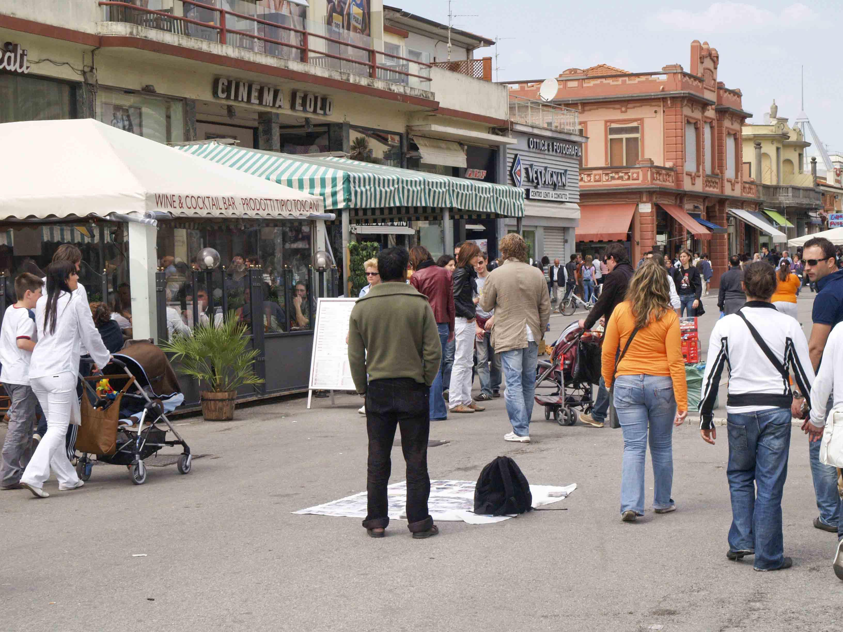 Venditori abusuvi in passeggiata (foto d'archivio)