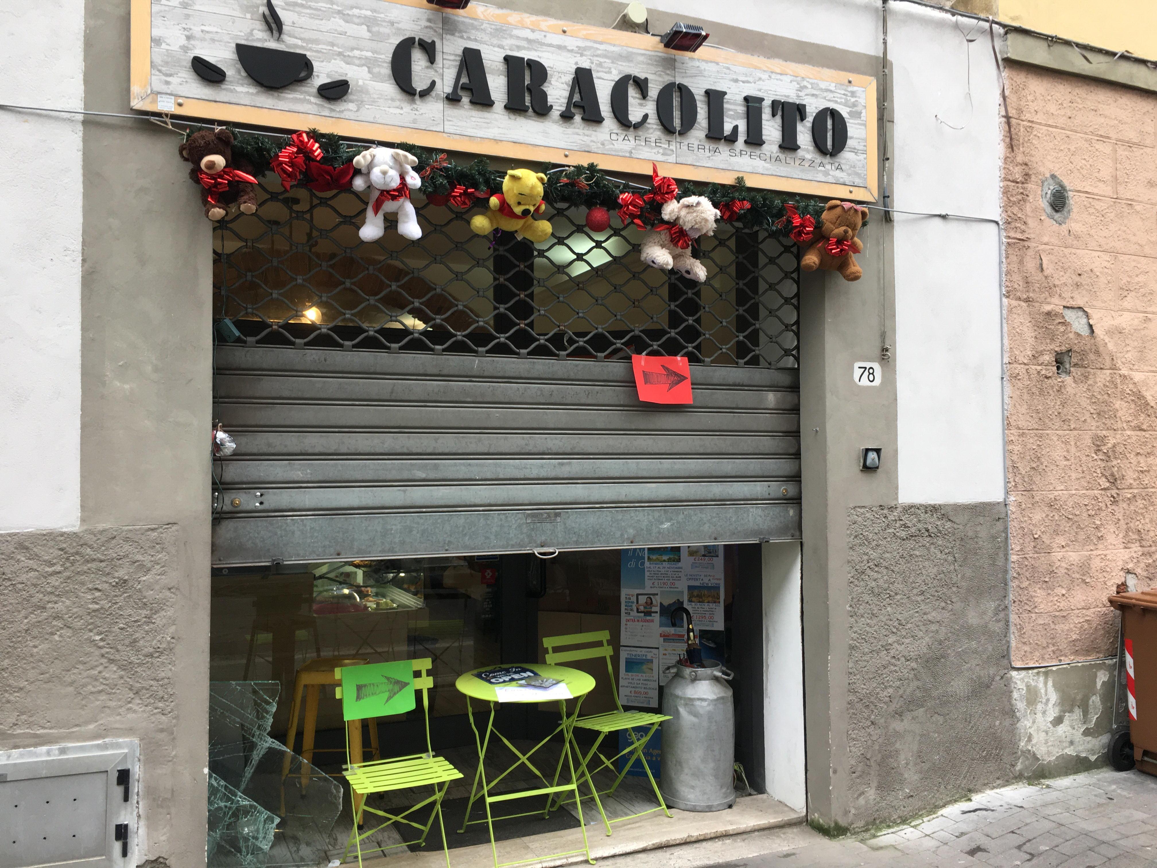 L'ingresso del bar Caracolito, in via Rossini: i ladri hanno sfondato la porta per entrare in azione