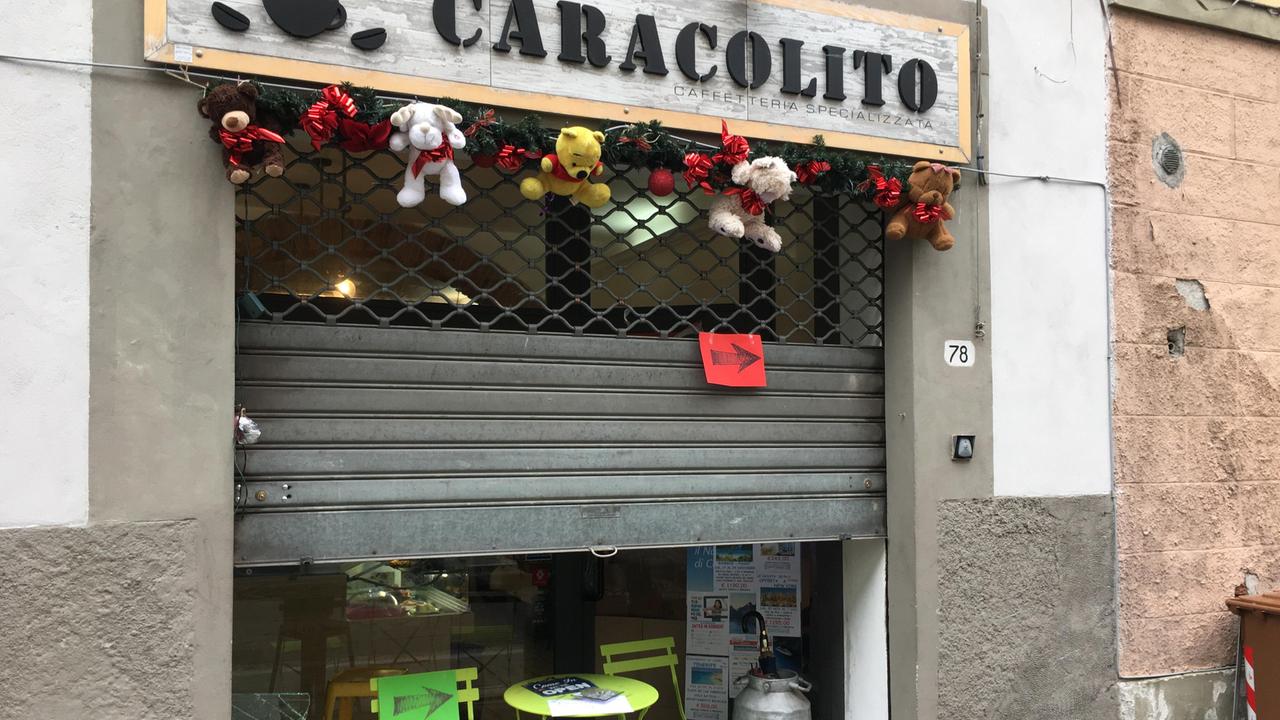 L'ingresso del bar Caracolito, in via Rossini: i ladri hanno sfondato la porta per entrare in azione
