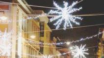 In centro luminaria e negozi aperti