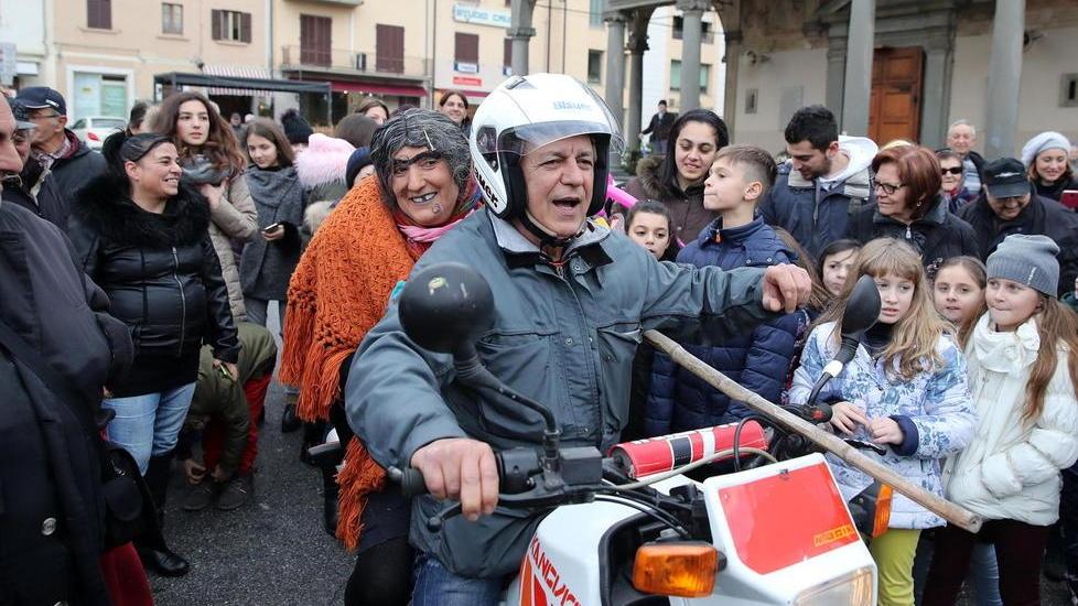 L’arrivo della Befana in sella a una moto nel 2018 nella tradizionale festa di Monsummano (Foto Nucci)