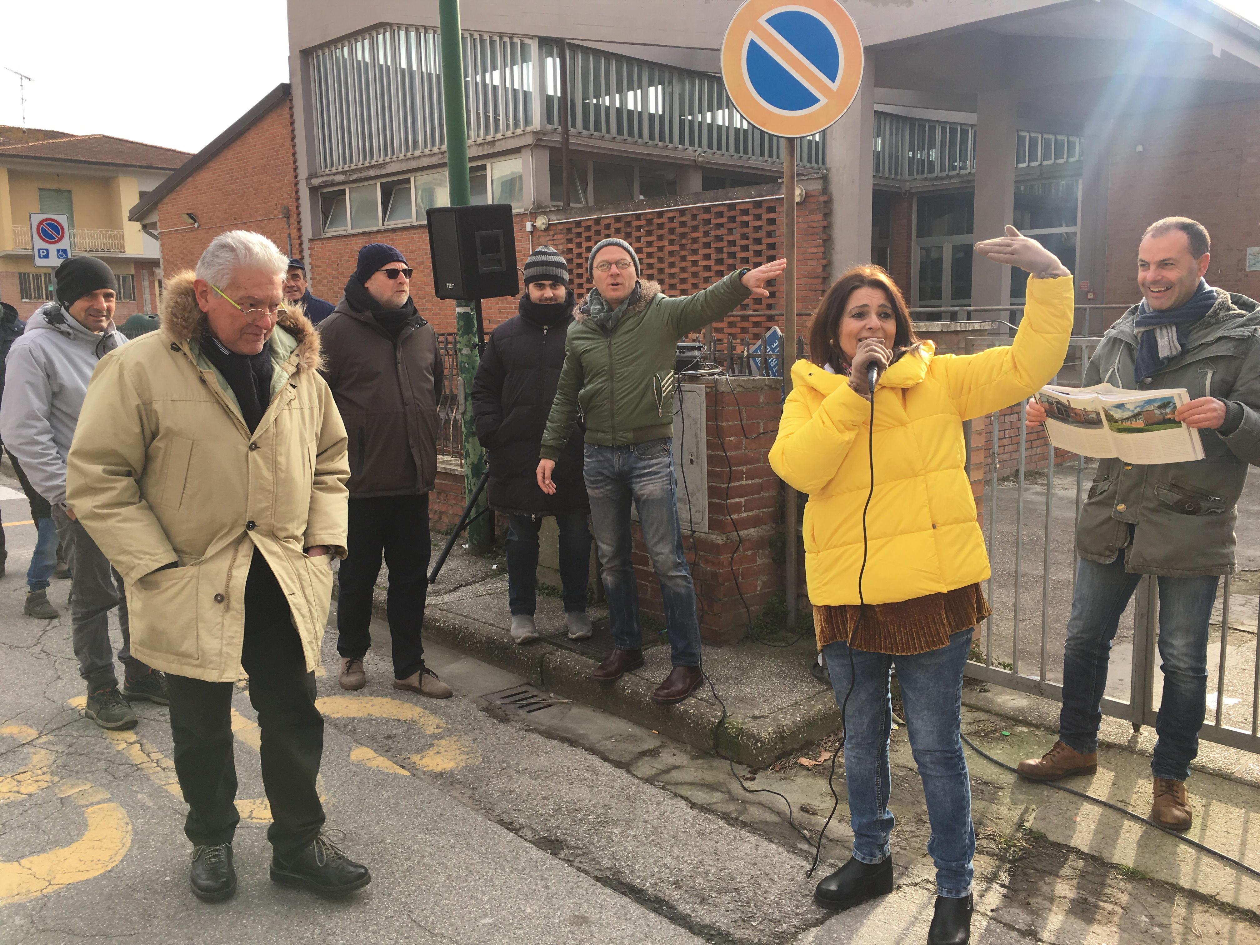 Un momento del flash mob di fronte alla scuola Fucini di Ponsacco (Foto Franco Silvi)