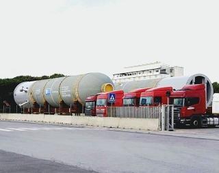 I piazzali comunali davanti al porto occupati dai camion di Nieddu