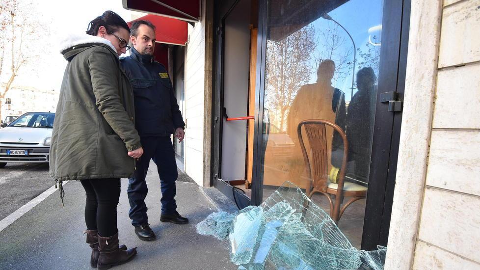 Dopo sette furti, barista si appella ai ladri: "Ve li do io i soldi"