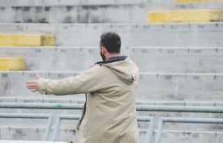Il tifoso denunciato corre verso la gradinata dei supporters rossoneri