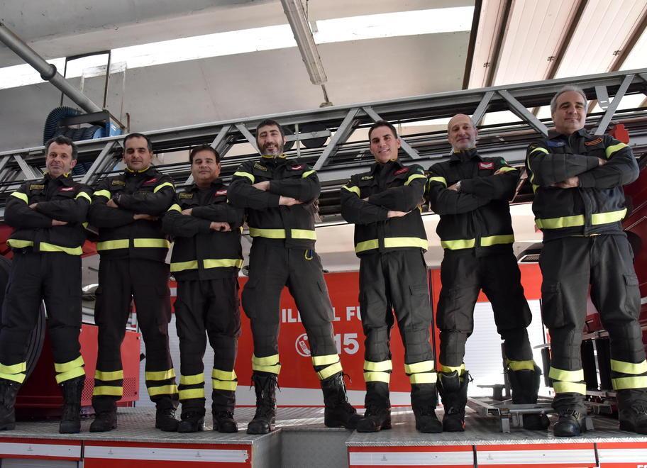 Un gruppo di vigili del fuoco del distaccamento del Terrafino (Foto Agenzia Carlo Sestini)