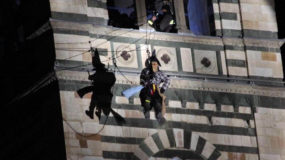 La Befana dei vigili del fuoco che si cala dal campanile del Duomo di Prato (foto Batavia)