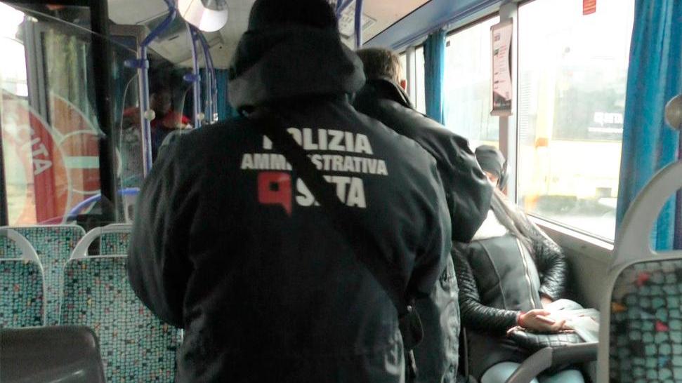 Modena, multe per 4 mila euro perchè senza biglietto, ma lui non era sul bus