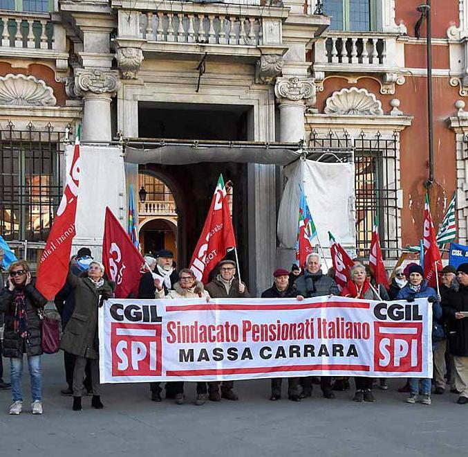 80 anziani protestano contro la manovra: «Pensionati usati come un bancomat» 