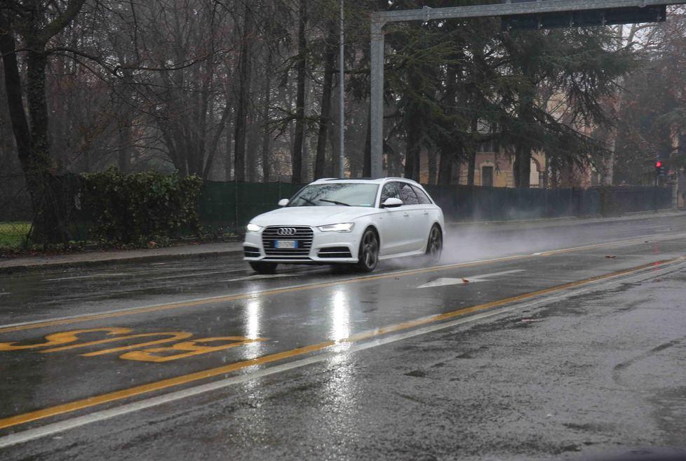 Un'auto in via Timavo, tra le strade più inquinate di Reggio Emilia
