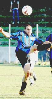 Il nerazzurro Lessi anticipa l’avversario