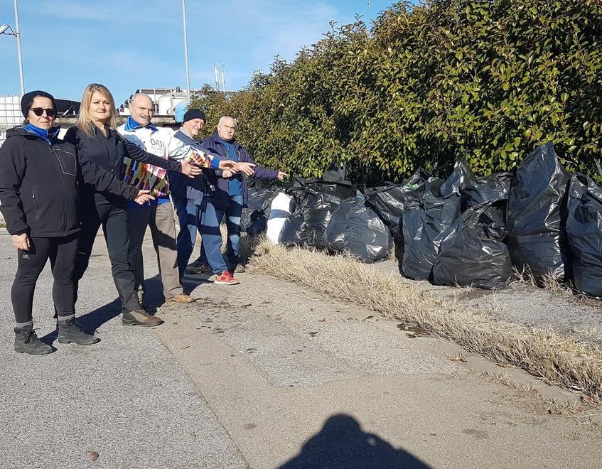 Cimitero dei rifiuti tra le boscaglie delle Cerbaie, a pulire ci pensano i volontari 