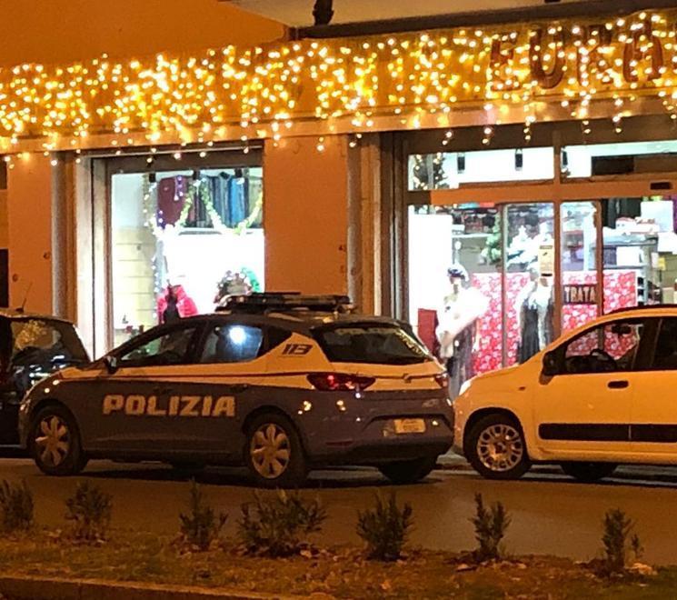 A 15 anni ruba quattro felpe al negozio, «preso a schiaffi dai genitori» 