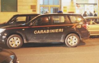 Una pattuglia dei carabinieri in azione di notte