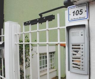 <strong>IL CAMPANELLO.</strong> Al numero 105 di via Buozzi dove era stata allestita la casa a luci rosse