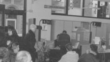 <strong>EMERGENZA.</strong> A destra, persone in attesa nell’ufficio Inps Sotto, un presidio di lavoratori