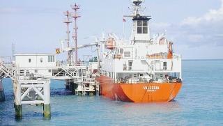 Una nave attraccata al pontile Solvada
