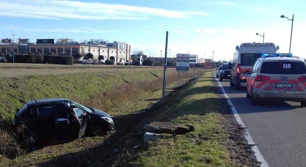 Cappotta con l’auto e finisce dentro il fosso Ferita una donna 