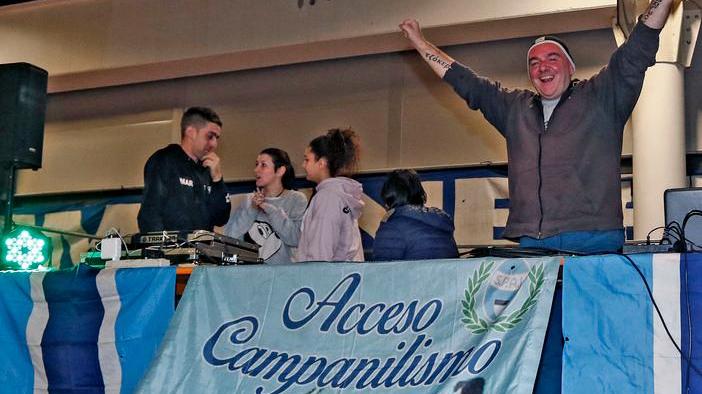 Ieri la Curva Ovest ha festeggiato Venduti anche i seggiolini storici