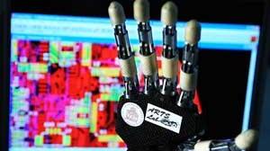 VIDEO La prima mano bionicaE' nata nei laboratori di Pisa