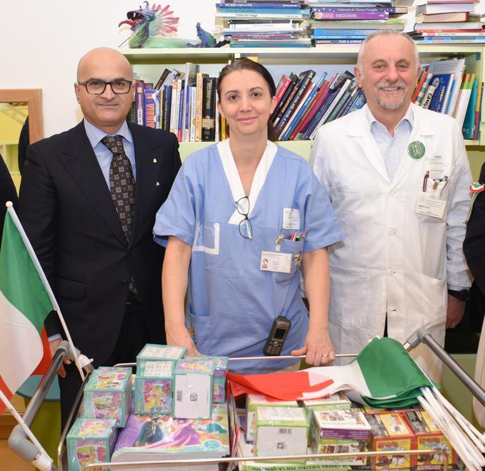 Regalo ai bambini ricoverati In dono la bandiera italiana