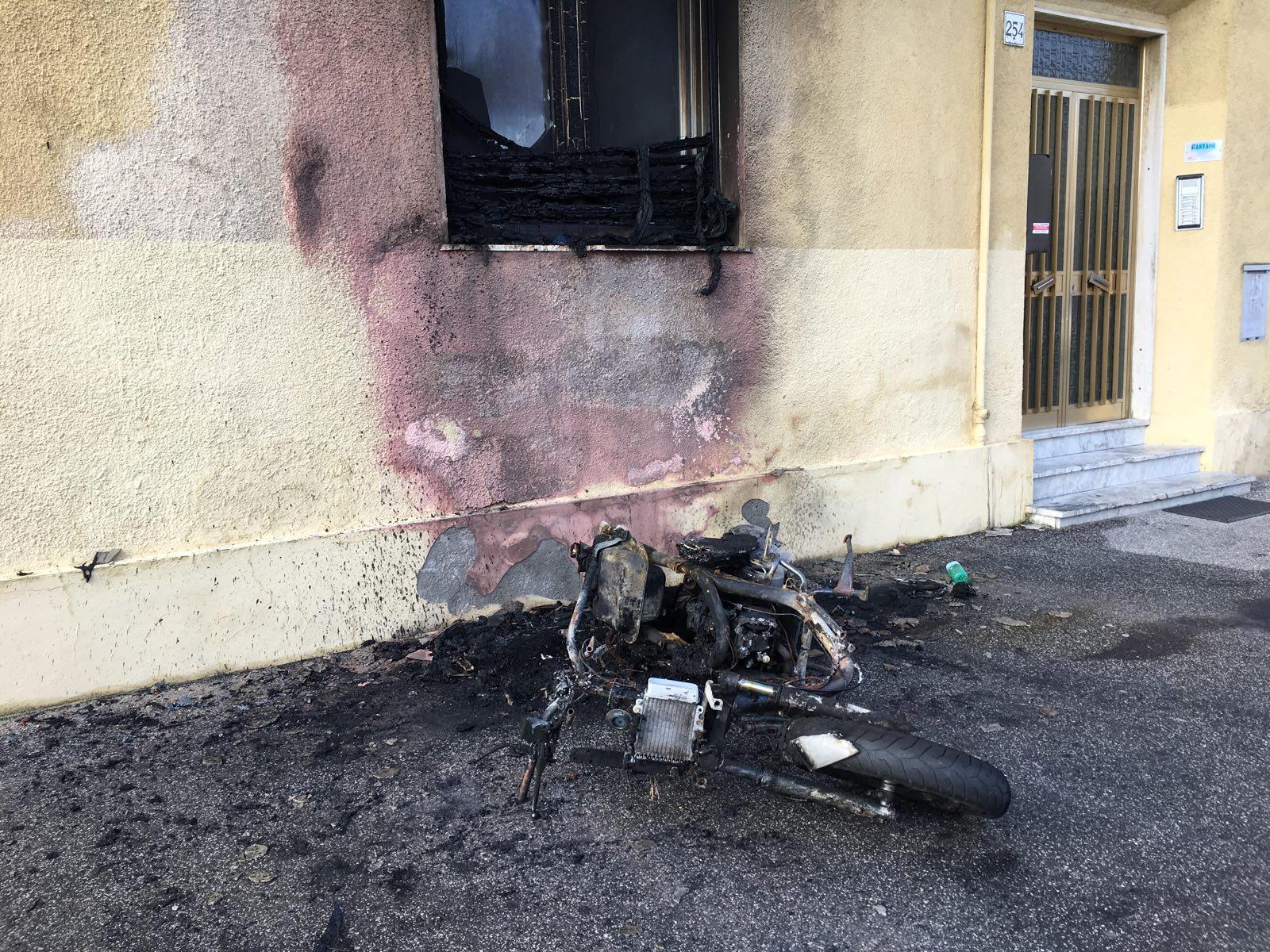 Scooter a fuoco, fiamme anche sulla facciata del palazzo 