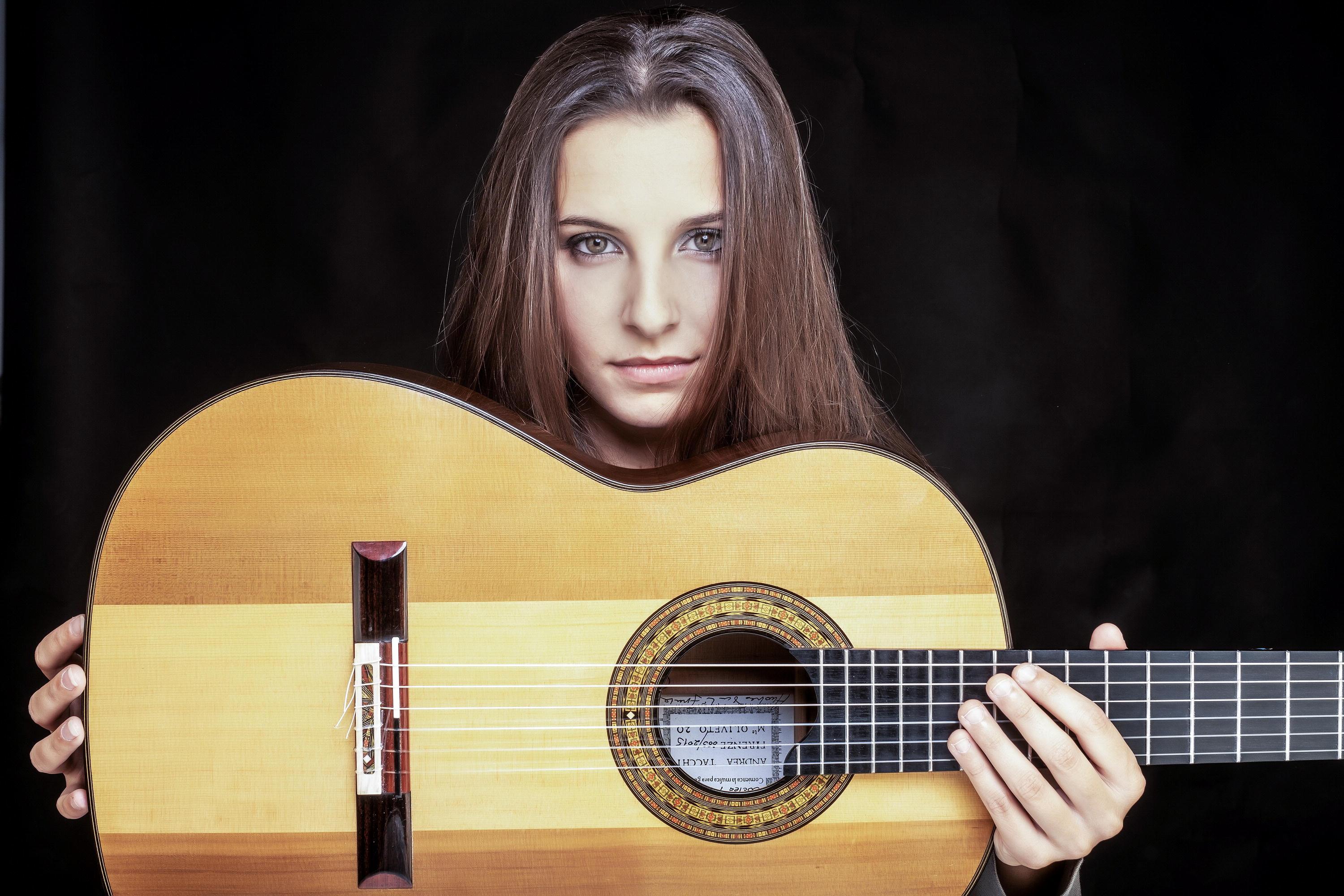 L’irresistibile volo di Carlotta, astro nascente della chitarra 