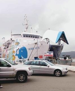 Auto in attesa di imbarco a Portoferraio
