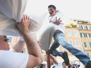In mille per la guerra di cuscini