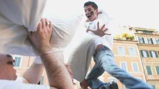 In mille per la guerra di cuscini