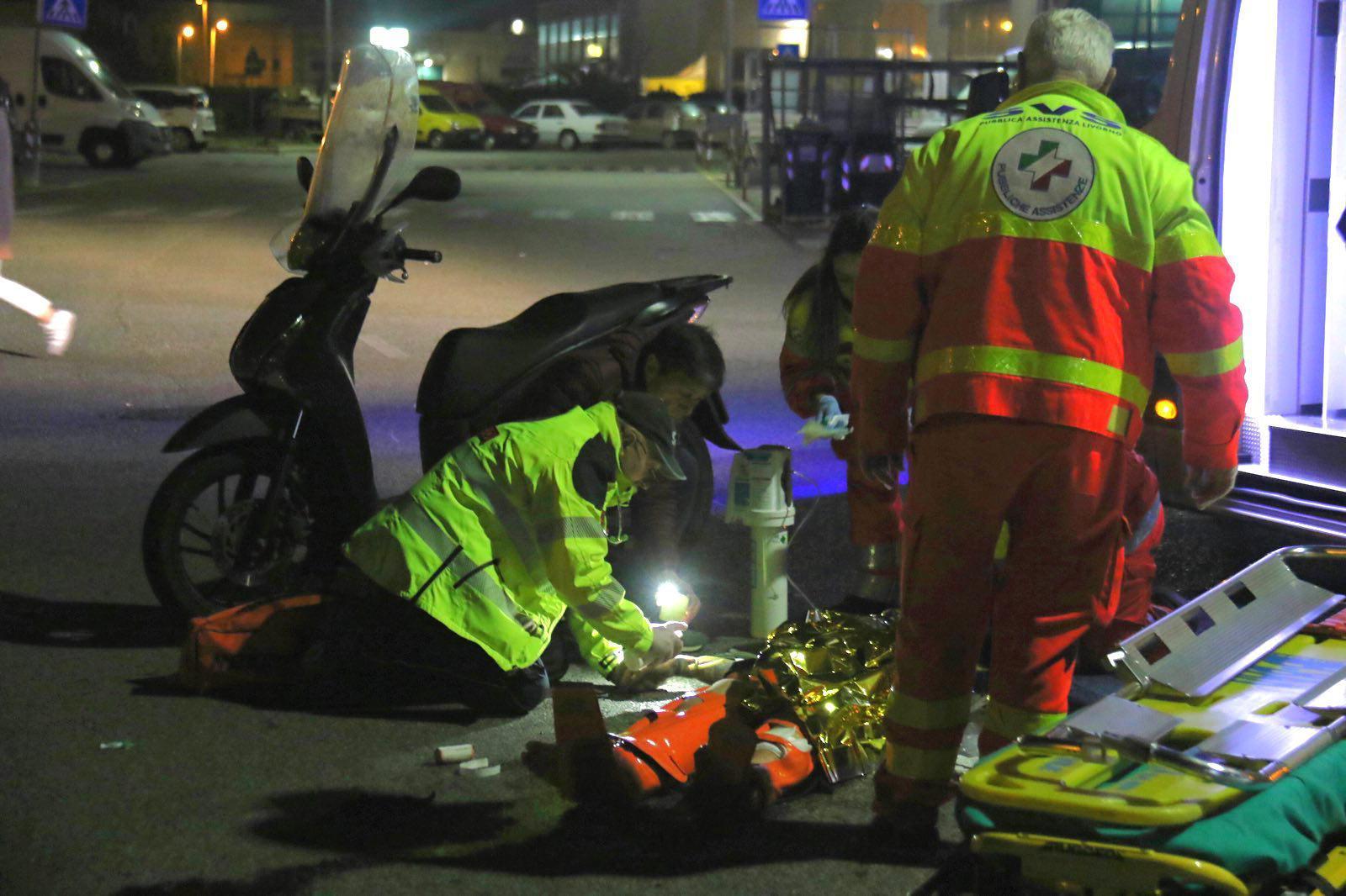 Investita da un motorino mentre butta la spazzatura