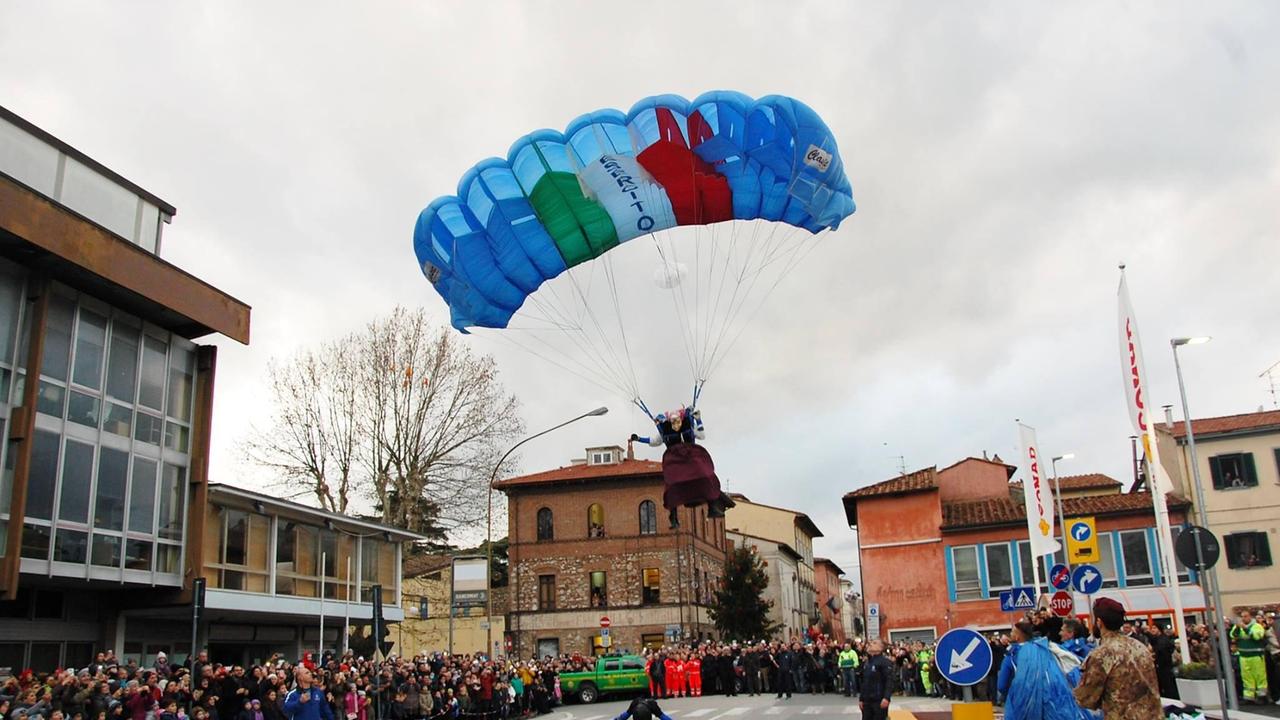 L'atterraggio della Befana dei paracadustisti a Cascina