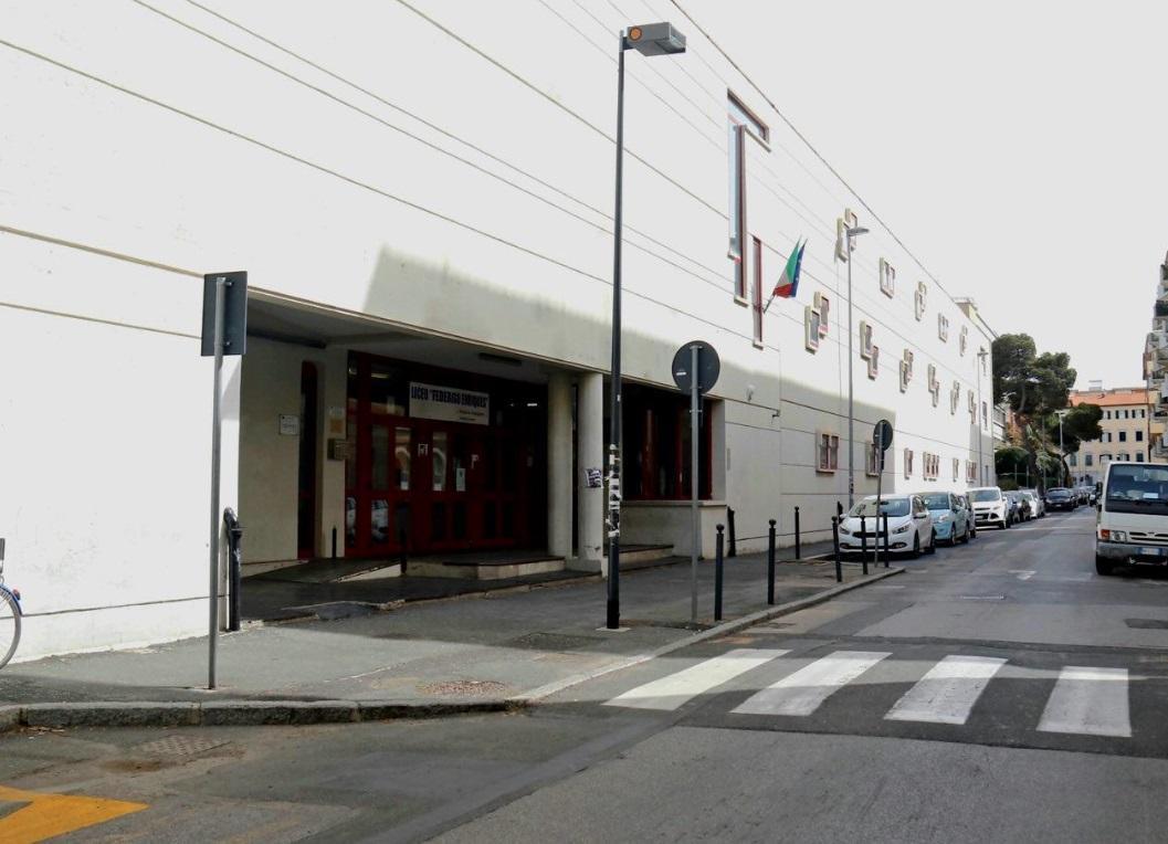 La sede del liceo Enriques in via della Bassata