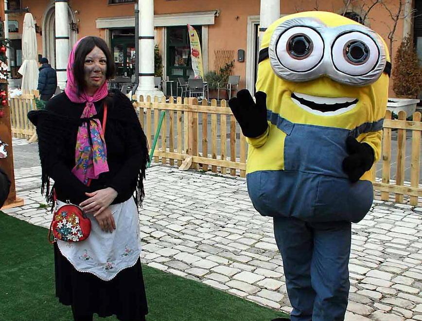 La Befana è antincendio ma riaccende gli occhi con dolcetti e allegria 