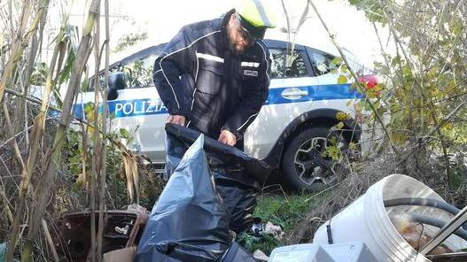 Cedevano ferro ai rom «per compassione» loro lo abbandonavano