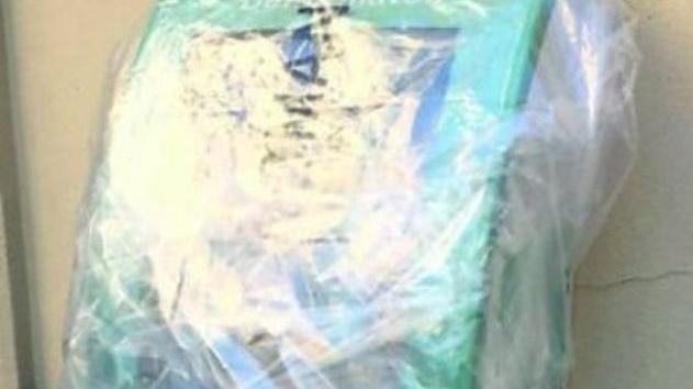 Ripristinato il vetro del defibrillatore in centro