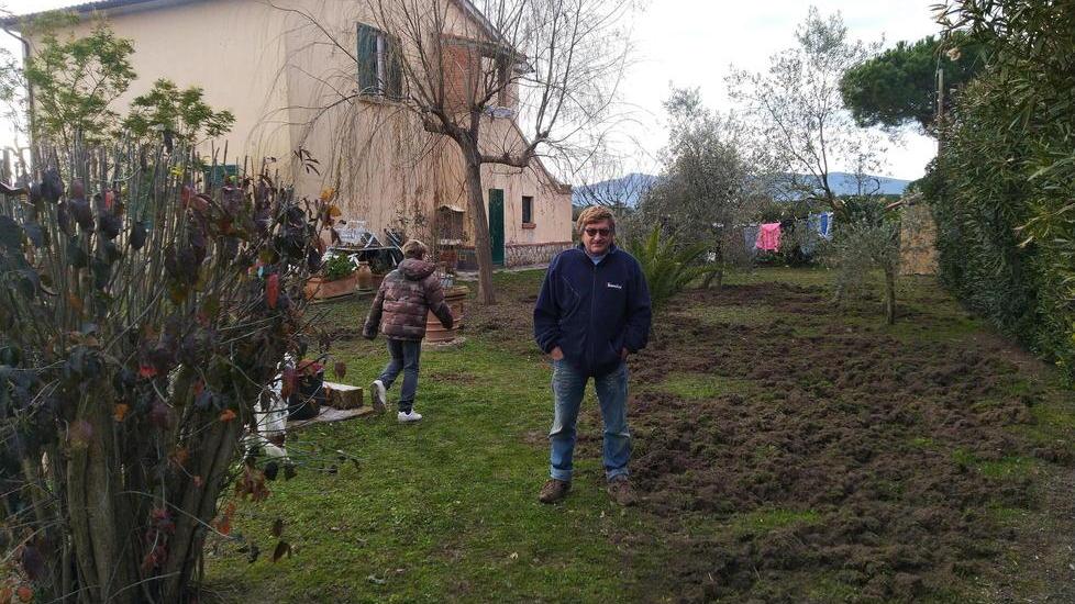 La protesta: «I miei figli rischiano l’assalto dei cinghiali mentre aspettano il bus»