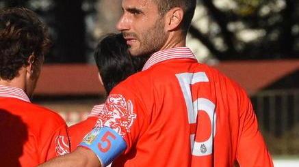 La fascia di capitan Ciolli a Enzo il supertifoso