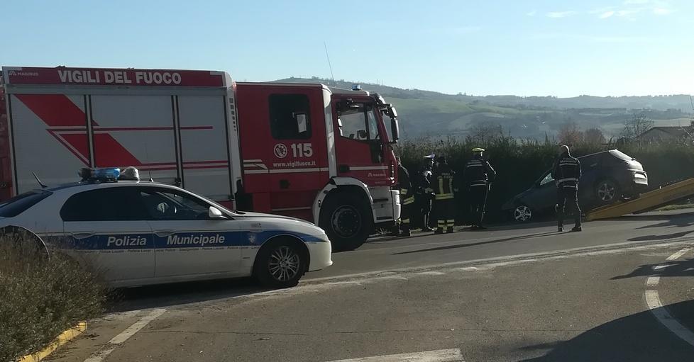 Finisce fuori strada e si rovescia con l’auto Un 45enne all’ospedale