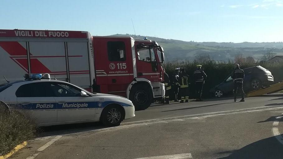 Finisce fuori strada e si rovescia con l’auto Un 45enne all’ospedale