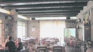 <strong>A CENA.</strong> Musica diffusa e grande schermo tv sullo sfondo