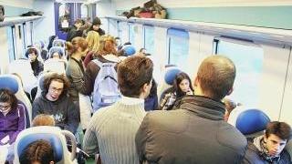 Pendolari schiacciati nei vagoni del treno delle 7,51 per Pisa