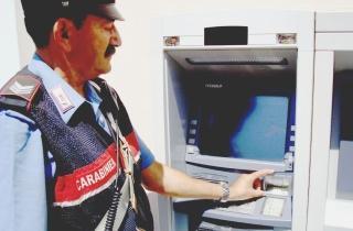 Carabiniere davanti a un bancomat (foto d’archivio)